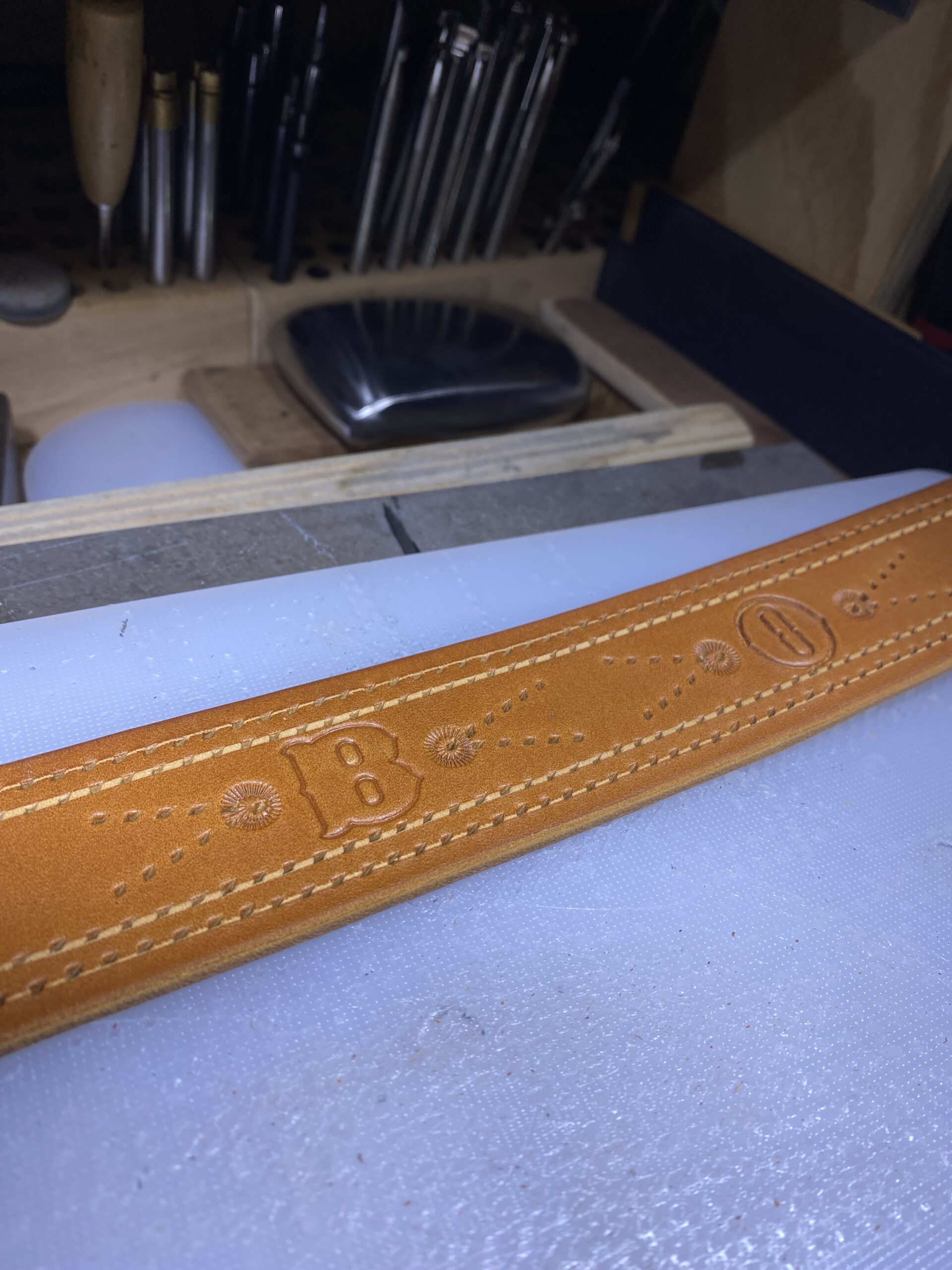 Riem bruin hand gestikt