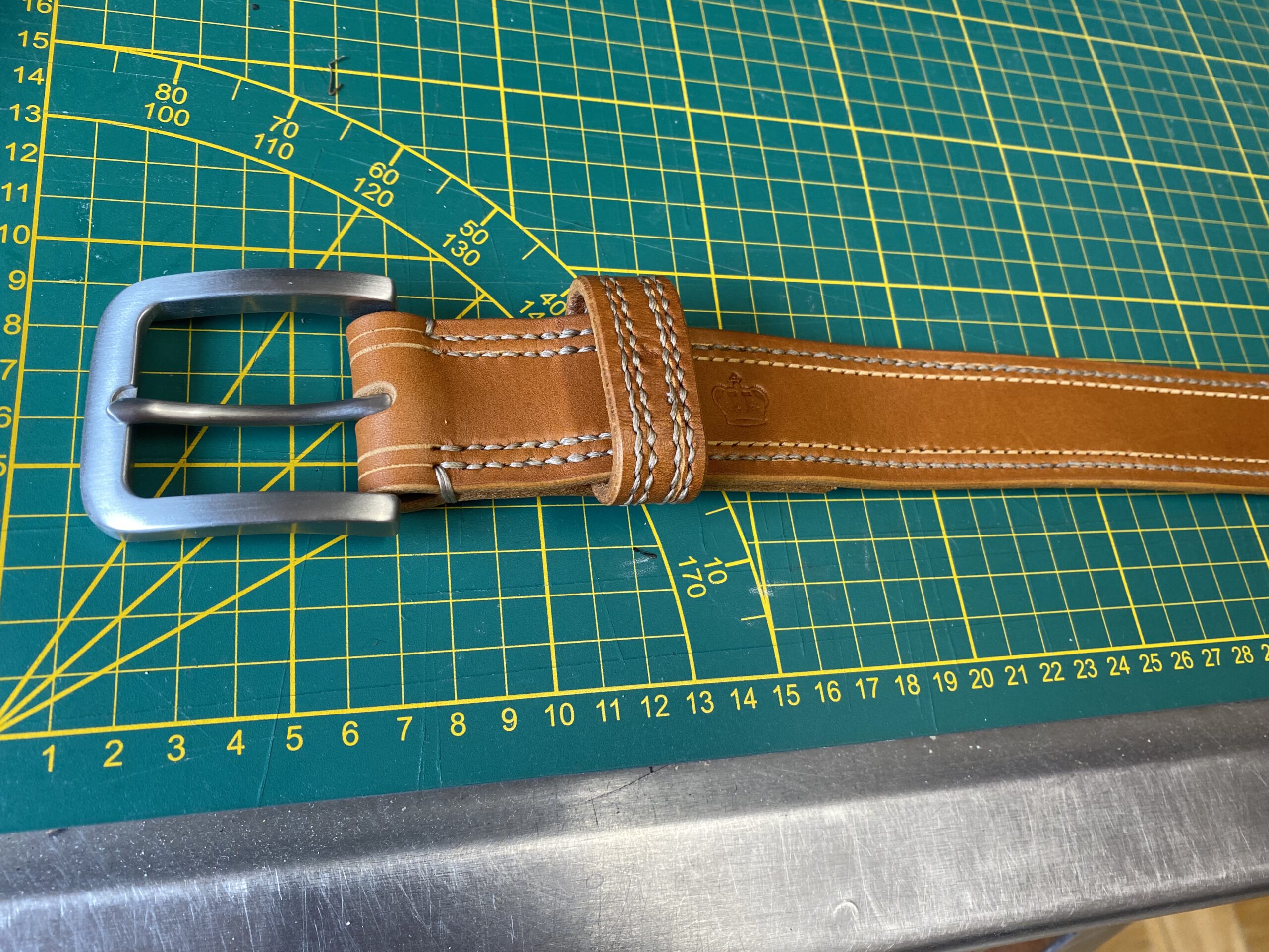 Riem bruin hand gestikt