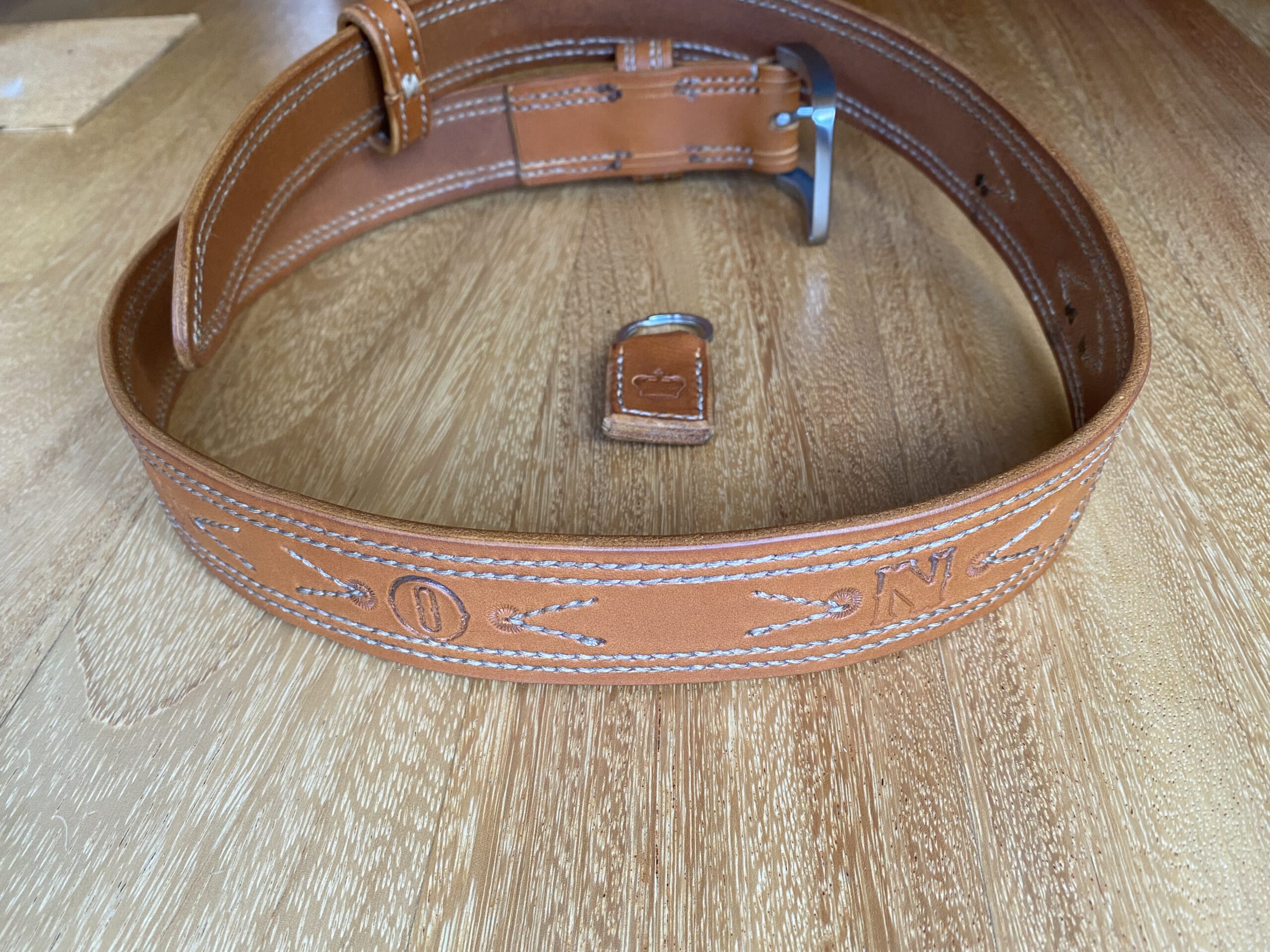 Riem bruin hand gestikt