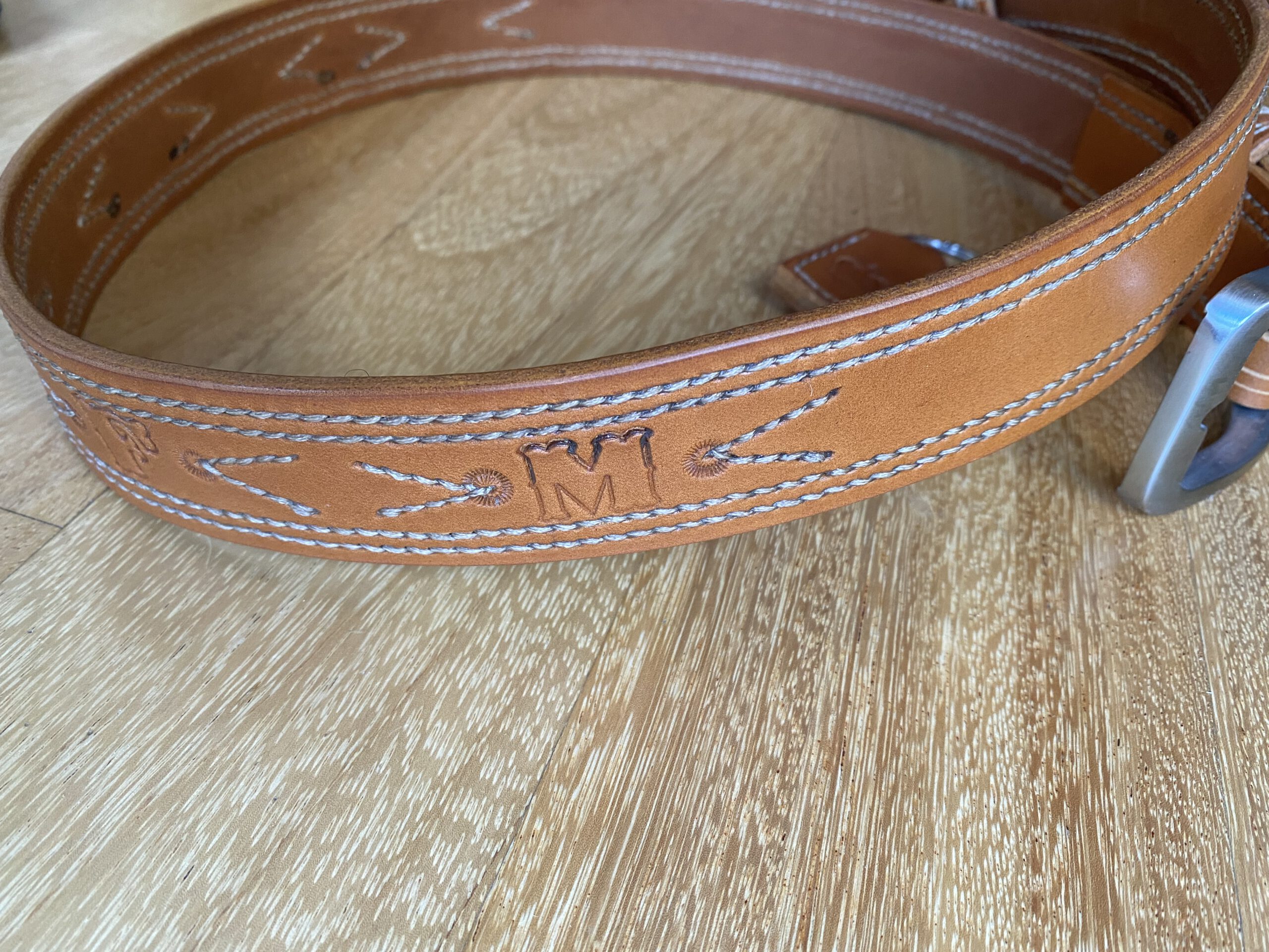 Riem bruin hand gestikt