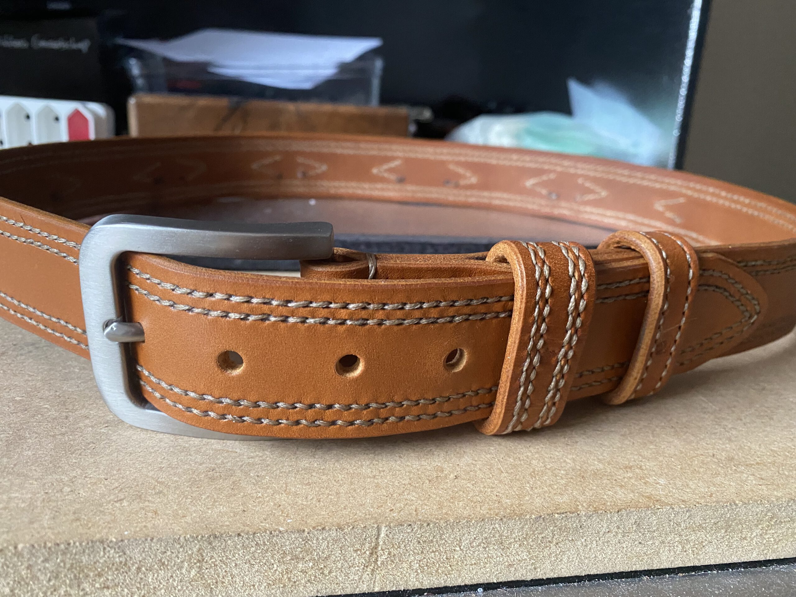 Riem bruin hand gestikt