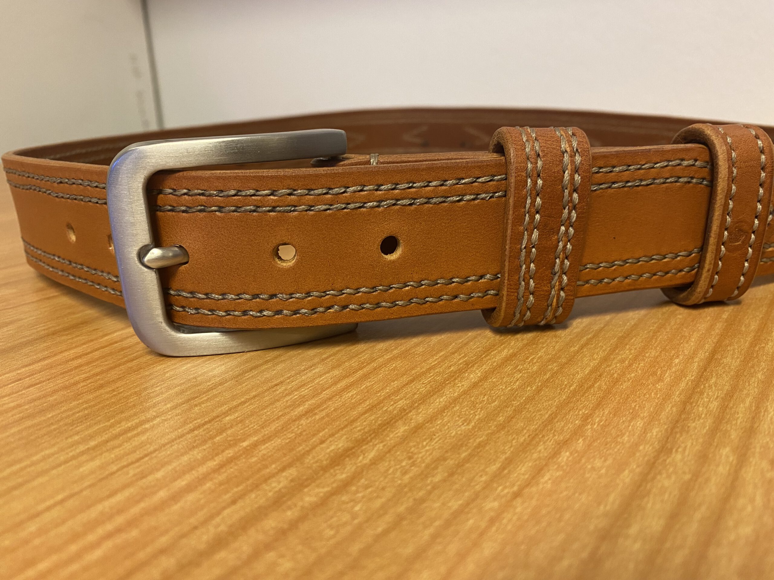 Riem bruin hand gestikt
